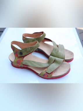 Think! Dumia sandals